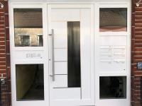 haustuer-weiß-mit-zwei-seitenteilen-mit-briefkastenanlage-und-klingeln-bei-mehrfamilienhaus