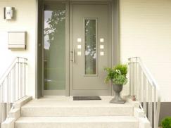haustuer-modern-in-grau-mit-lichtausschnitt-und-glasseitenteil 