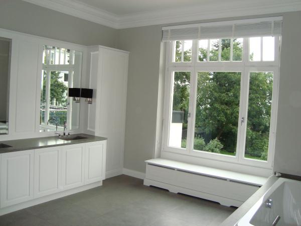 großes-badezimmer-fenster-in-weiß 