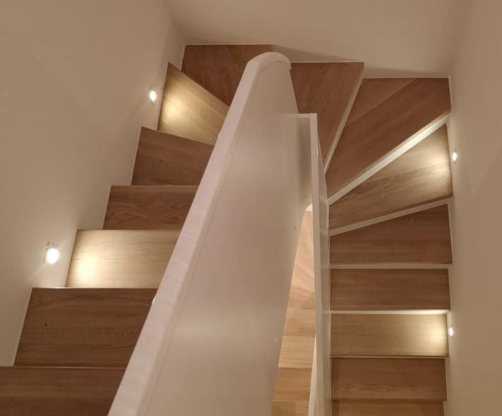Treppe neu belegt in Holz Eiche und beleuchtet