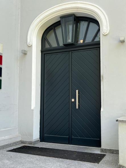 Holzhaustür mit Rundbogen Oberlicht Denkmalschutz
