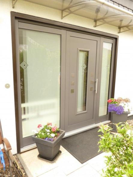 haustuer-anthrazit-mit-zwei-glasseitenteilen